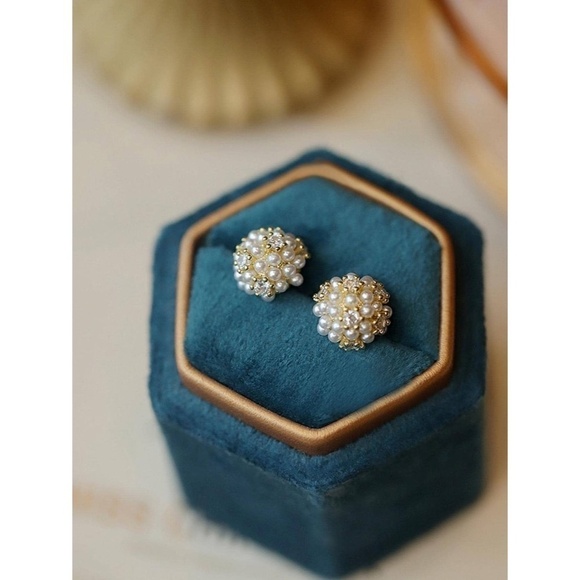 NEW Mini Pearl & Rhinestone Cluster Stud Earrings Glam Bridal Special Occasion - Picture 1 of 6